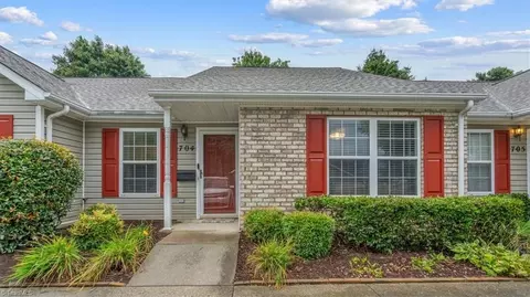 704 Campbell Gardens Rd, Kernersville, NC 27284