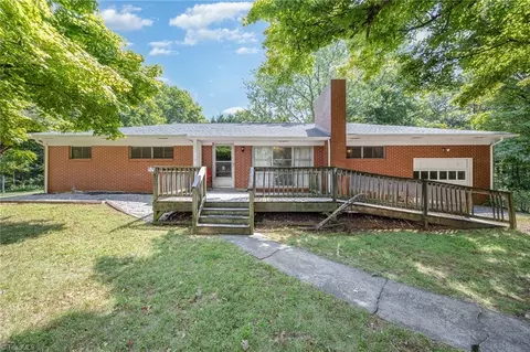 110 Panhandle Ln, Mount Airy, NC 27030