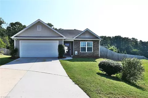 6011 Showell Cir, Pfafftown, NC 27040