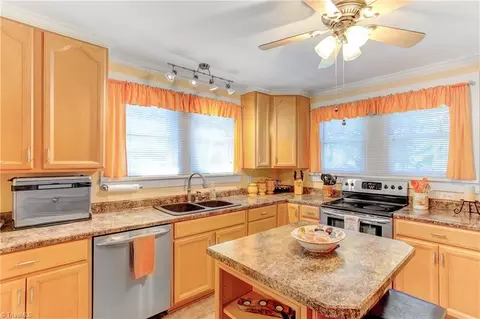 Kitchen - 925 Sunset Dr, Salisbury, NC 28147 photo 3 of 5