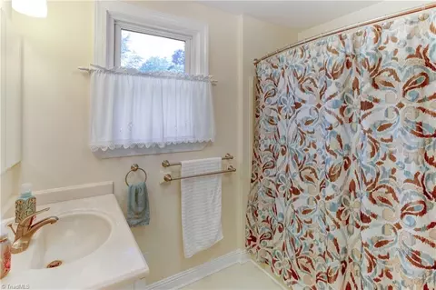 Bath - 925 Sunset Dr, Salisbury, NC 28147 photo 2 of 5