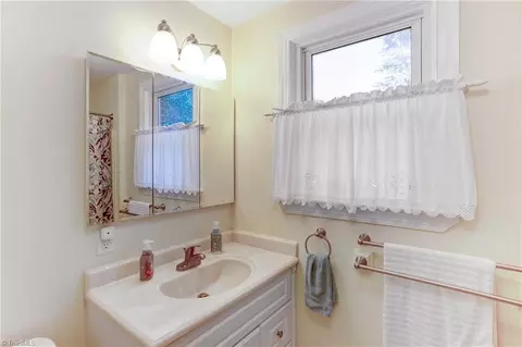 Bath - 925 Sunset Dr, Salisbury, NC 28147 photo 3 of 5
