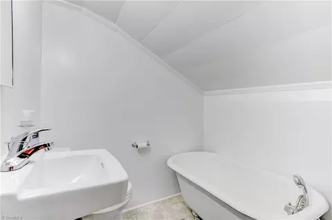 Bath - 925 Sunset Dr, Salisbury, NC 28147 photo 4 of 5