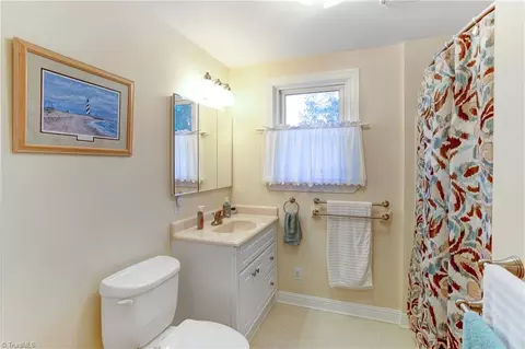 Bath - 925 Sunset Dr, Salisbury, NC 28147 photo 1 of 5