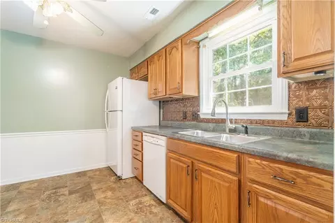 106 Oak Pointe Dr, King, NC 27021 photo 8
