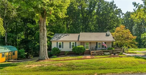 106 Oak Pointe Dr, King, NC 27021
