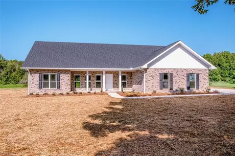 404 Longview Rd, Statesville, NC 28625