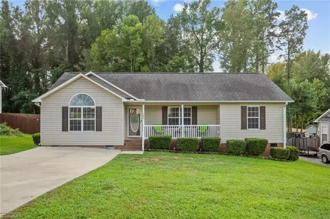 105 Battle Dr, Thomasville, NC 27360