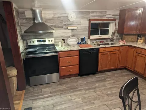 5186 Hillwood Dr, Kernersville, NC 27284