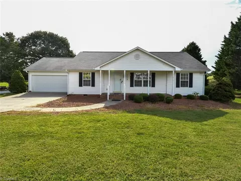 1009 Riverpointe Dr, East Bend, NC 27018