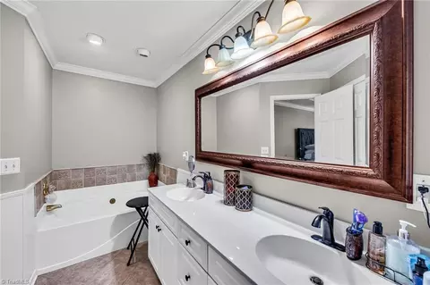 Bath - 4014 Quarter Gate Dr, High Point, NC 27265 photo 1 of 5