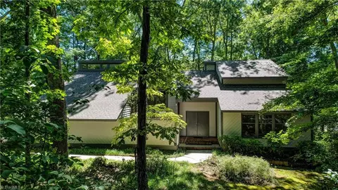 3200 Saint Regis Rd, Greensboro, NC 27408