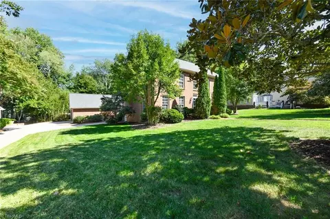 4 Hobbs Pl, Greensboro, NC 27403