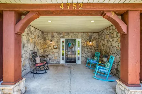 4752 Tatton Park Cir #1B, Winston Salem, NC 27103