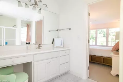 Bath - 4233 Lupton Ct, High Point, NC 27262 photo 4 of 5