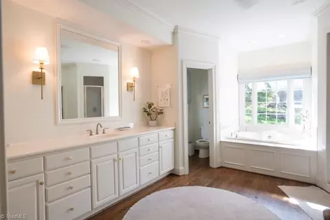 Bath - 4233 Lupton Ct, High Point, NC 27262 photo 2 of 5