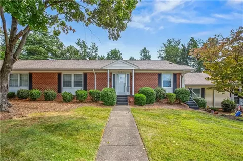 2724 Waldorf Cir, Winston Salem, NC 27106