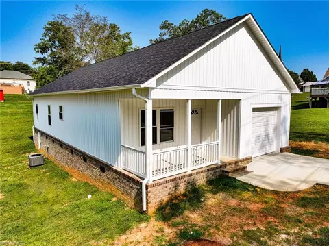 309 Stephens St S, Pilot Mountain, NC 27041