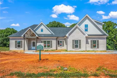 109 Beauchamp Oaks Ct, Advance, NC 27006