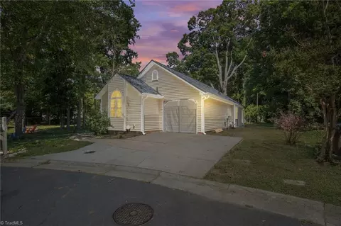 11 Pipers Glen Ct, Greensboro, NC 27406