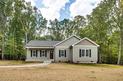 413 Westwood Dr, Seagrove, NC 27341