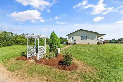 577 Jericho Rd, Harmony, NC 28634 photo 3