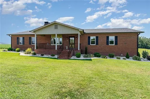 114 Sandy Ln, Mount Airy, NC 27030