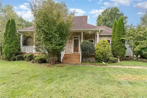7549 Strawberry Rd, Summerfield, NC 27358