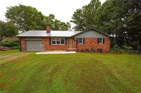 716 Apache Dr, Winston Salem, NC 27107