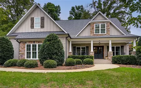 2908 Crossfield Dr, Greensboro, NC 27408