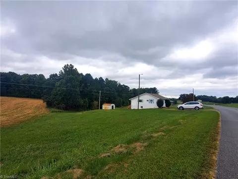 943 Haystack Rd, Mount Airy, NC 27030 photo 2