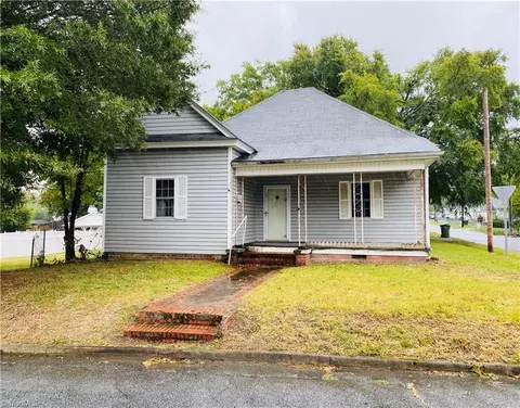 201 Sunrise Ave E, Thomasville, NC 27360