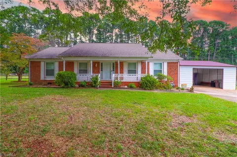 8102 Tam Oshanter Dr, Greensboro, NC 27409