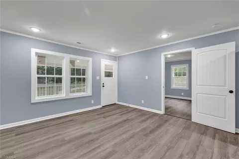 Living - 1261 Dixie Pl, High Point, NC 27260 photo 5 of 7