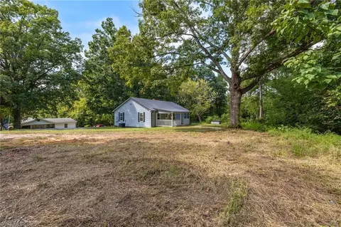 Exterior - 1261 Dixie Pl, High Point, NC 27260 photo 6 of 7