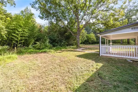 Exterior - 1261 Dixie Pl, High Point, NC 27260 photo 5 of 7