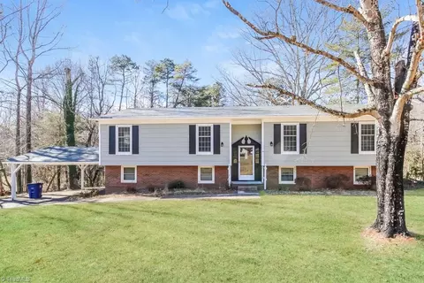 3724 Crestbrook Ln, Pfafftown, NC 27040