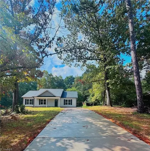 116 Willowbrook Dr, Thomasville, NC 27360