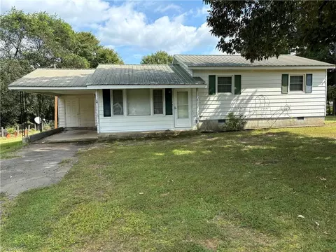 109-111 Pinetree Dr, Mcleansville, NC 27301