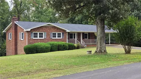5007 Fallingbrooks Ct, Greensboro, NC 27407