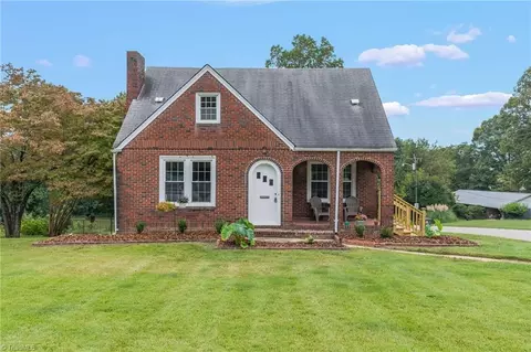3200 Konnoak Dr, Winston Salem, NC 27127