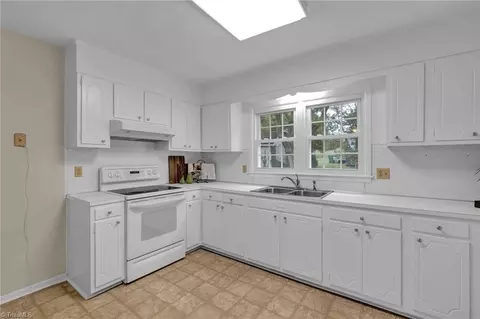 3813 Rolling Rd, High Point, NC 27265 photo 12