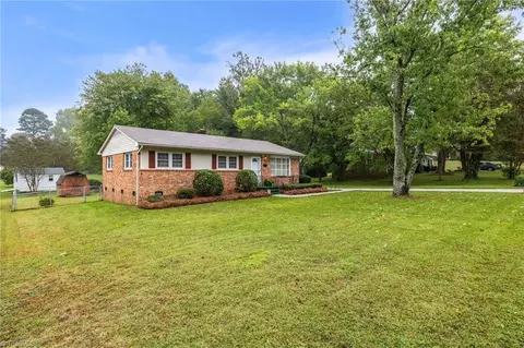 3813 Rolling Rd, High Point, NC 27265 photo 2