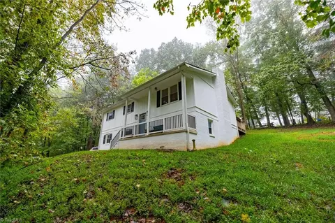 140 Greenbriar Ln, Millers Creek, NC 28651
