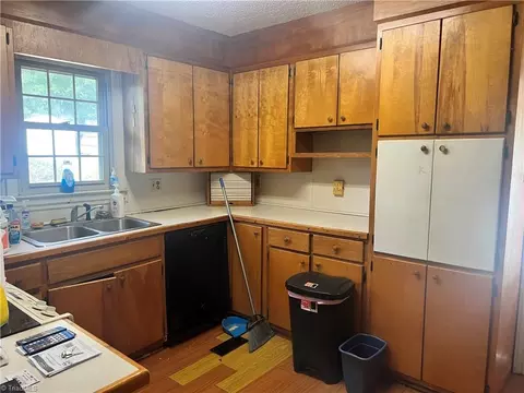 Kitchen - 5590 Merle Dr, Trinity, NC 27370 photo 1 of 2