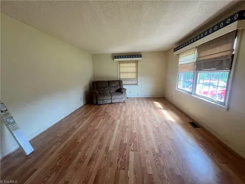 Living - 5590 Merle Dr, Trinity, NC 27370 photo 2 of 3
