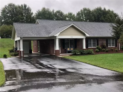 1742 Inglebrook Trl, Mount Airy, NC 27030