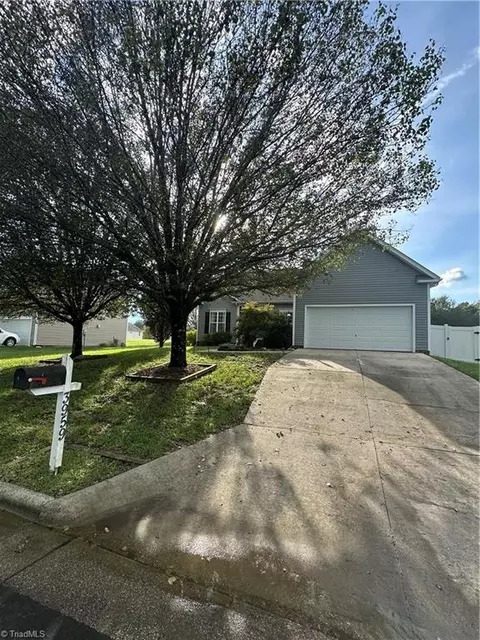 3959 Park Springs Dr, High Point, NC 27265