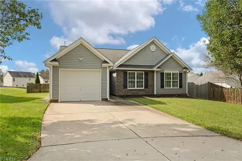4 Bunkhouse Ct, Greensboro, NC 27405