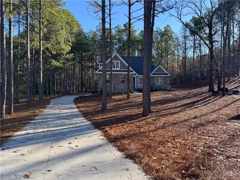 498 Longleaf Dr, West End, NC 27376 photo 2
